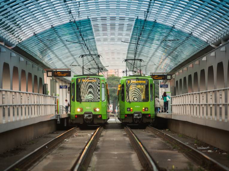 Zwei TW 6000 halten in der Station Noltemeyerbrücke